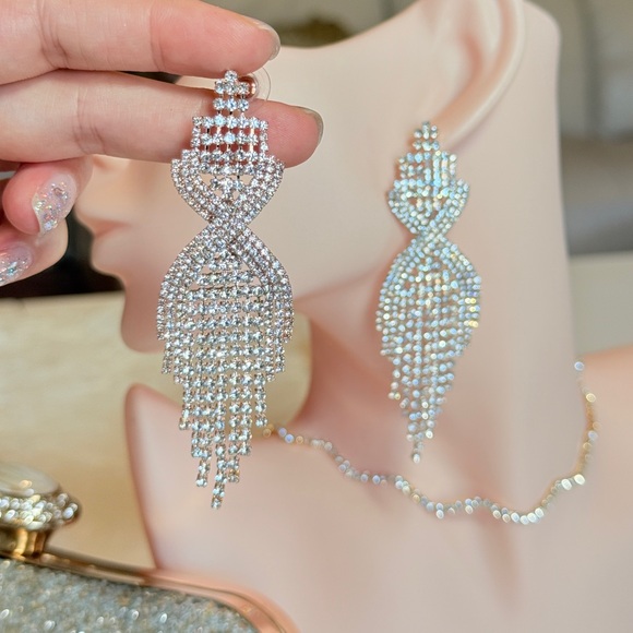 ⚜️ Chic Luxury Gold Crystal Drop Earrings - Picture 8 of 10